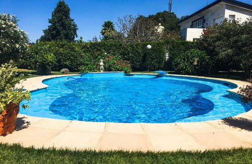 Bembrive Ski Chalet | Villa with pool and garden of 200 meters