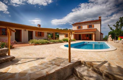 Kras Villa | Villa with pool, garden, in a quiet small village - by Traveler tourist agency Krk - ID 2179