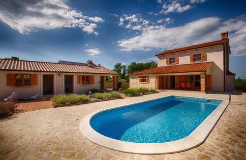 Kras Villa | Villa with pool, garden, in a quiet small village - by Traveler tourist agency Krk - ID 2179