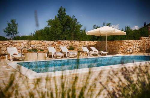 Kras Villa | Villa with pool, garden, in a quiet small village - by Traveler tourist agency Krk - ID 2179
