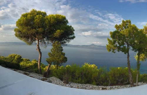 Limni Vouliagmenis Villa | Villa with small beach just underneath