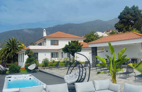 Montijos Villa | Villa with spa facilities(sauna, floating tank)&outdoor heated jacuzzi with BBQ