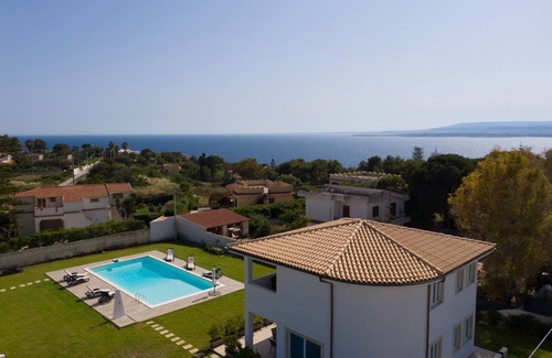 Plemmirio Villa | Villa with swimming pool a few meters from the sea (protected marine reserve of Plemmirio)