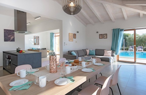 Peroj House | Villa with swimming pool, 500 m from the sea, TOP LOCATION, barbecue, washing machine, dishwasher