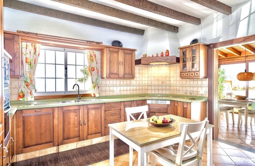 Tajuya Villa | Villa with three bedrooms and two bathrooms with three independent living rooms.