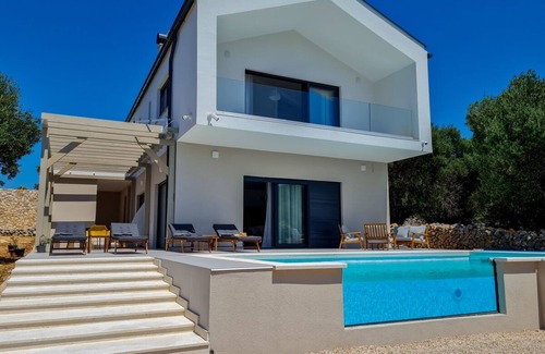 Lun Villa | Villa Zahara - Four Bedroom Villa, Sleeps 8