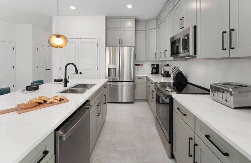 Florida Center House | Villa Zen | Cozy New Home w/Huge LR/DR, Candy Themed BR & PVT Pool - Near Parks