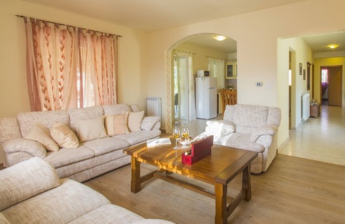 Topid House | Villa Zina with pool, family-friendly and quiet location