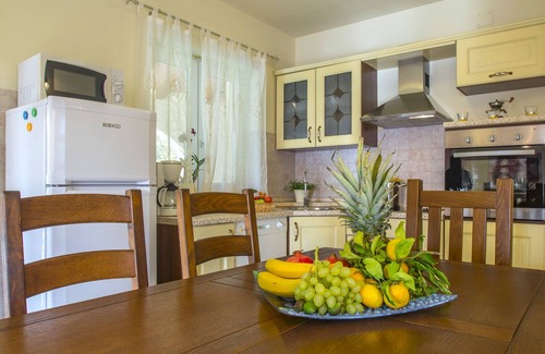 Topid House | Villa Zina with pool, family-friendly and quiet location