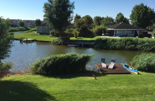 Makkum House | Villa Zonnezicht directly at the water, rain-shower, canoe, sauna, 400MBit WLAN