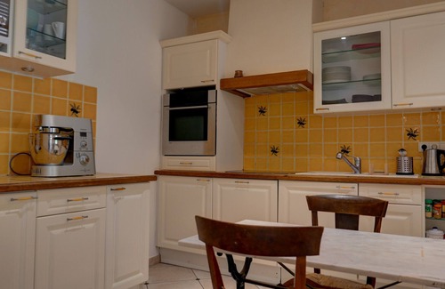 Sainte-Cecile-les-Vignes Ski Chalet | Village house with garden and swimming pool in Provence