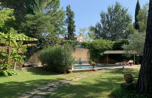 Sainte-Cecile-les-Vignes Ski Chalet | Village house with garden and swimming pool in Provence