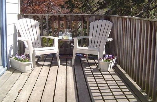 Woodstock Apartment | Village Center: Gracious & Spacious Retreat "Above the Books"