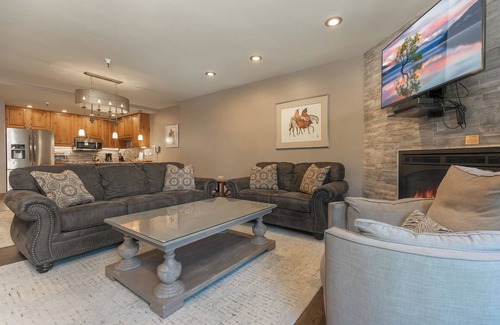 Peak 9 Condo | Village Chateaux Northstar Condo: Downtown, Ski In/Out