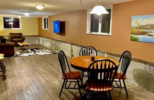 Lansing Cabin | Village Creek Lodge 7 bedrooms, Hot Tub, Pool, & Large Fishing Pond