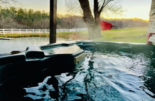 Lansing Cabin | Village Creek Lodge w/Hot Tub, Pool, & Fishing Pond