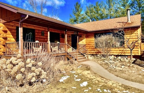 Lansing Cabin | Village Creek Lodge w/Hot Tub, Pool, & Fishing Pond