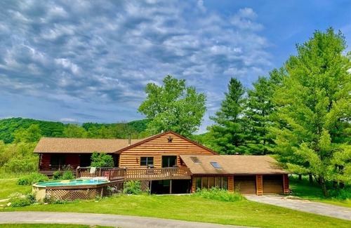 Lansing Cabin | Village Creek Lodge w/Hot Tub, Pool, & Fishing Pond