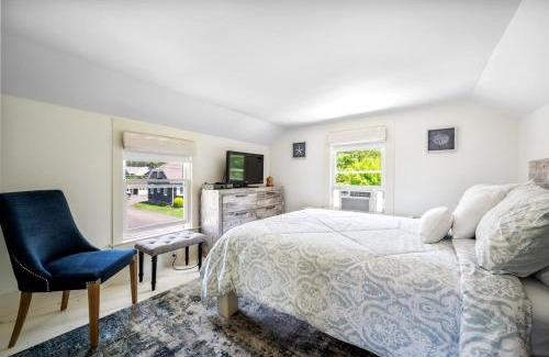 Southampton House | Village Gem walk to Main Street Fenced in property