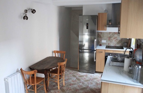 Cadenet Apartment | Village house - Luberon Natural Park