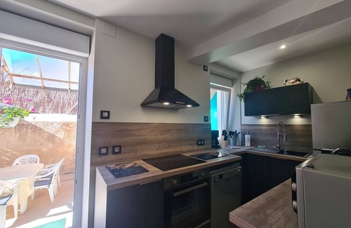 Chabris Cottage | Village House Near Zoo de Beauval & Loire Castles, with Courtyard, Air-Con, and Private Parking
