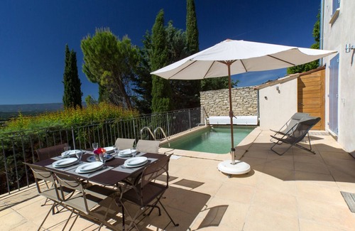 Joucas House | Village house with private pool and panoramic views of the Luberon mountains, peace and quiet.
