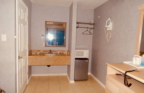 Smithville House | Village Inn and Suites
