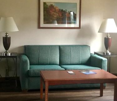 Two Rivers Hotel | Village Inn on the Lake