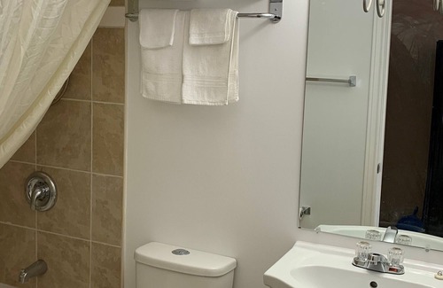 Lively Hotel | Village Inn & Suites
