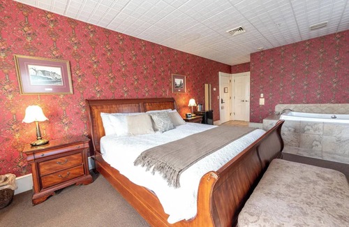 Geneseo Bed & Breakfast | Village View Room - Big Tree Innnn