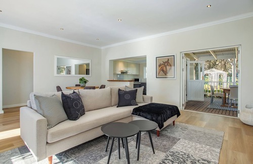 Franschhoek House | Village Vine & Stream a blissful stay in Franschhoek. Walkable, Private & Serene