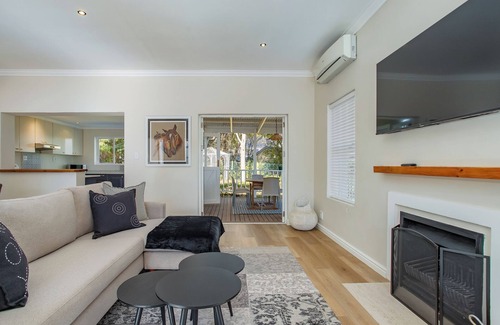 Franschhoek House | Village Vine & Stream a blissful stay in Franschhoek. Walkable, Private & Serene