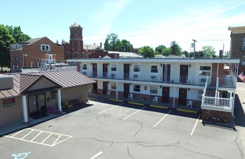 Watkins Glen Hotel | Villager Motel & Glen Manor Estate