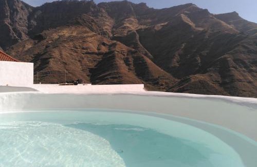 Agaete Villa | Vilna House with private pool, jacuzzi and garden -Optional pool and jacuzzi heating