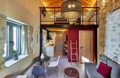 Archanes Apartment | Vin Dimora Suites With Shared Pool - Vino Rosso