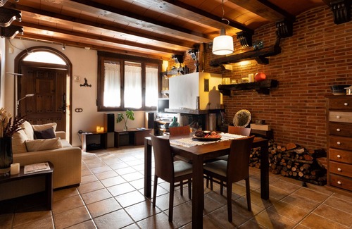 Castellanos de Villiquera Cottage | Vinarius Posada Rural. Double room with terrace and personalized services