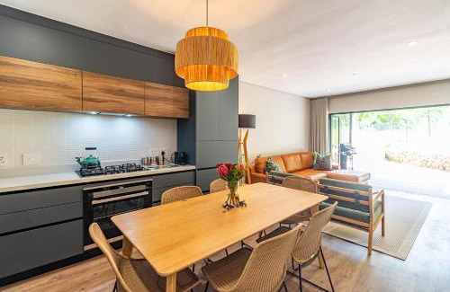 Wilderness Apartment | Vinci - Vibrant Retreat in Heart of Wilderness