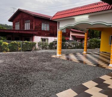 Kampong Pulau Kandis House | VINDRA HOMESTAY