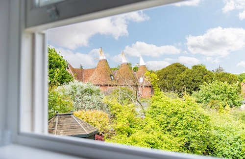 Patrixbourne Cottage | Vine Cottage - a holiday let by Bloom Stays that sleeps 4 guests in 2 bedrooms