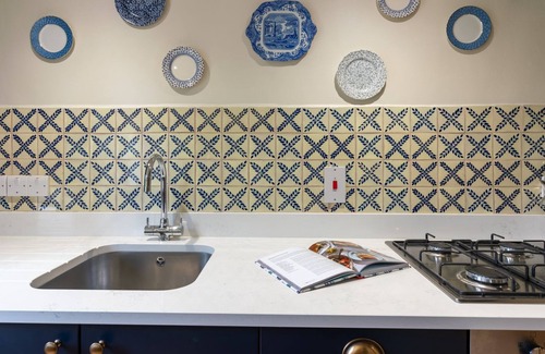 Charlbury Cottage | Vine Cottage, Charlbury - sleeps 2 guests in 2 bedrooms