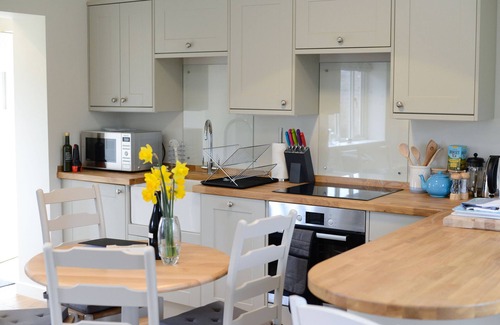 Bridport Cottage | VINE COTTAGE, pet friendly, character holiday cottage in Netherbury
