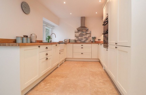 Pilling House | VINE COTTAGE, pet friendly, character holiday cottage in Pilling