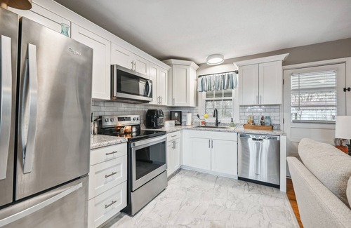 Vine Grove House | Vine Grove Home w/Deck, 4 Mi to Saunders Springs!