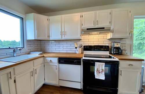 Stanardsville Cottage | Vineyard Carriage House with High Speed Internet.