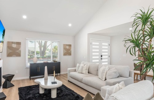 Temecula House | Vineyard Chic Oasis: Modern Elegance near Temecula Wineries