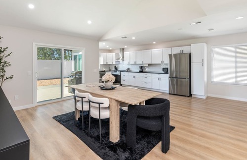 Temecula House | Vineyard Chic Oasis: Modern Elegance near Temecula Wineries