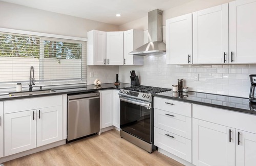 Temecula House | Vineyard Chic Oasis: Modern Elegance near Temecula Wineries