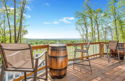 Arlington House | Vineyard Cottage in Wine Country with Hot Tub