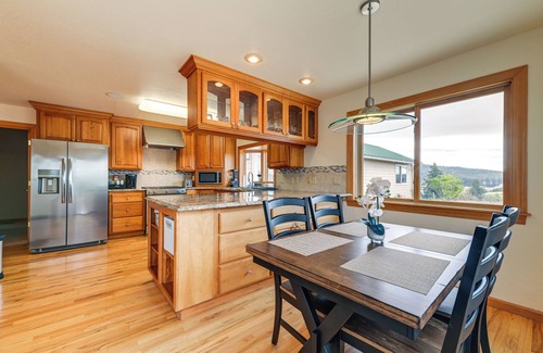 Oakland House | Vineyard Farmhouse in Oakland w/Hot Tub!