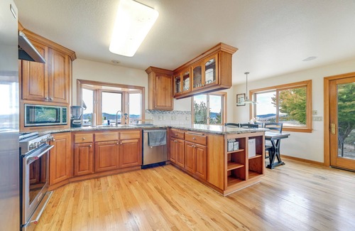 Oakland House | Vineyard Farmhouse in Oakland w/Hot Tub!